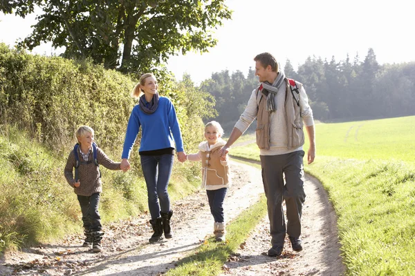 Giovane famiglia passeggiando nel parco — Foto Stock