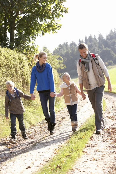 Junge Familie geht im Park spazieren — Stockfoto