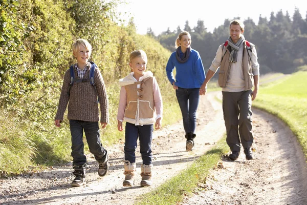 Jonge gezin wandelen in het park — Stockfoto