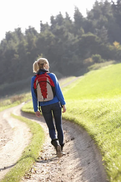 Молодая женщина гуляет в парке — стоковое фото