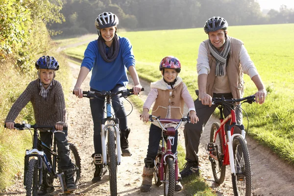 Junge Familie posiert mit Fahrrädern im Park — Stockfoto
