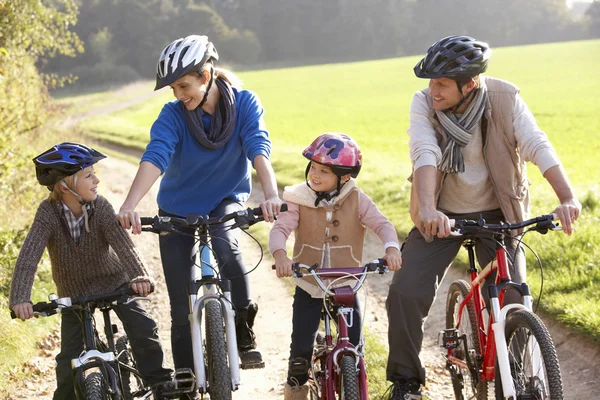 Bisiklet park ile genç aile pozu — Stok fotoğraf