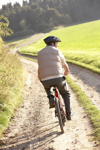 Jonge man rijdt zijn fiets in park — Stockfoto