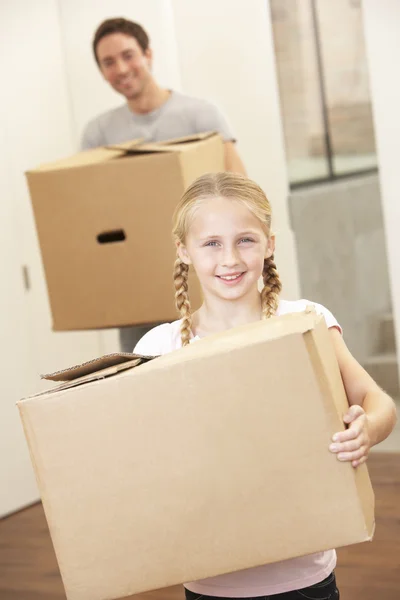 Menina com jovem no dia em movimento transportando caixa de papelão — Fotografia de Stock