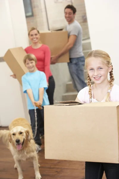 Famille avec chien le jour du déménagement portant des boîtes en carton — Photo