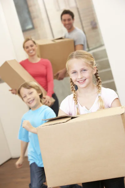 Família feliz no dia em movimento transportando caixas de papelão — Fotografia de Stock