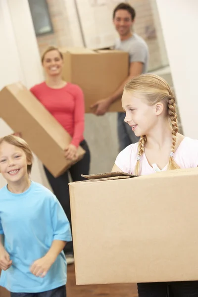 Familia feliz en el día en movimiento llevando cajas de cartón —  Fotos de Stock