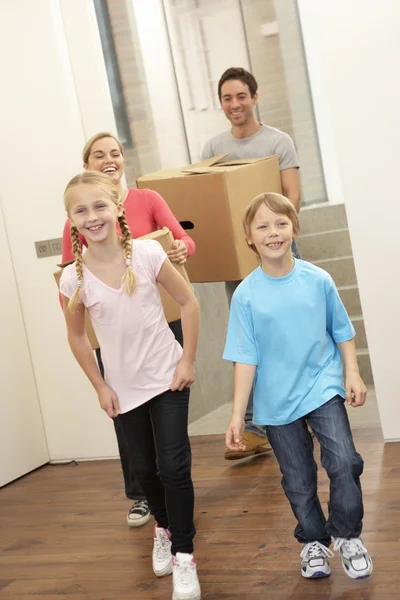 Сім'я щаслива на рухомий день з картонними коробками — стокове фото