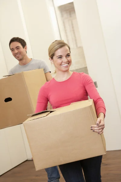 Jeune couple le jour du déménagement portant des boîtes en carton — Photo