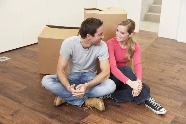 Giovane coppia in movimento giorno seduto con scatole di cartone — Foto Stock