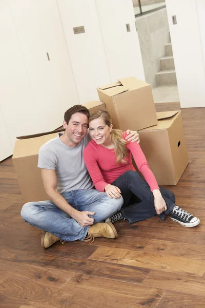 Giovane coppia in movimento giorno seduto con scatole di cartone — Foto Stock