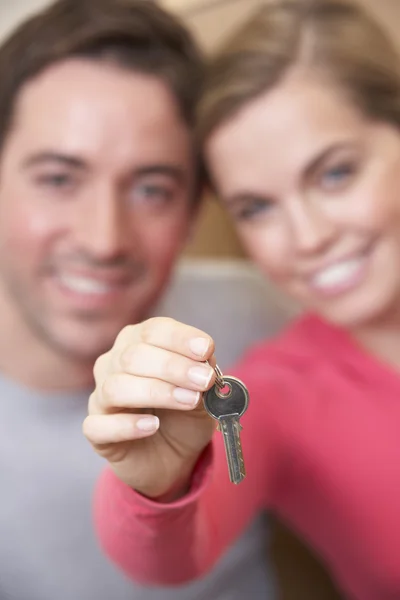 Молода пара тримає ключ в руці — стокове фото