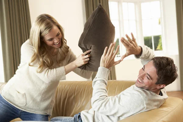 Jovem casal se divertindo rindo no sofá — Fotografia de Stock