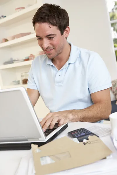 Junger Mann arbeitet mit Laptop-Computer — Stockfoto