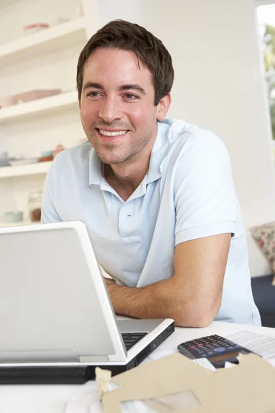 Jonge man werken met laptop computer — Stockfoto