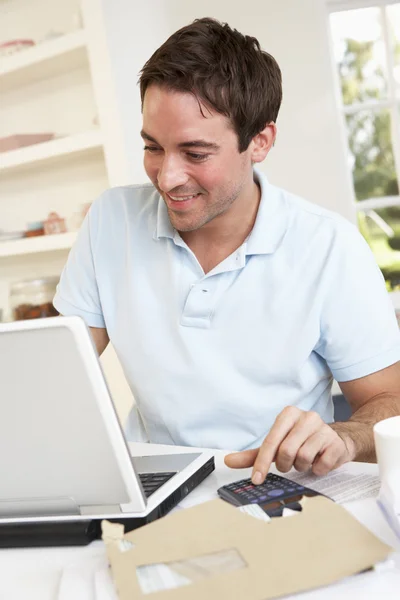 Молодой человек, работающий с ноутбуком — стоковое фото