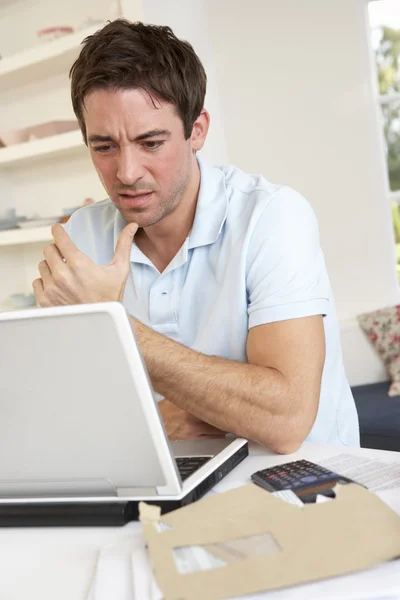 Młody człowiek pracujący z laptopem — Zdjęcie stockowe