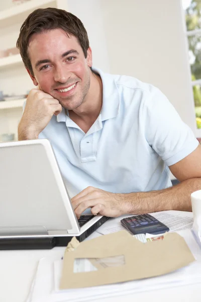 Jonge man werken met laptop computer — Stockfoto