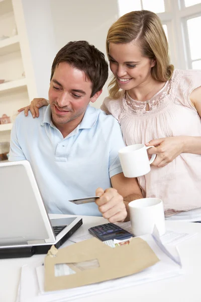 Młoda para przy użyciu karty kredytowej w Internecie — Zdjęcie stockowe