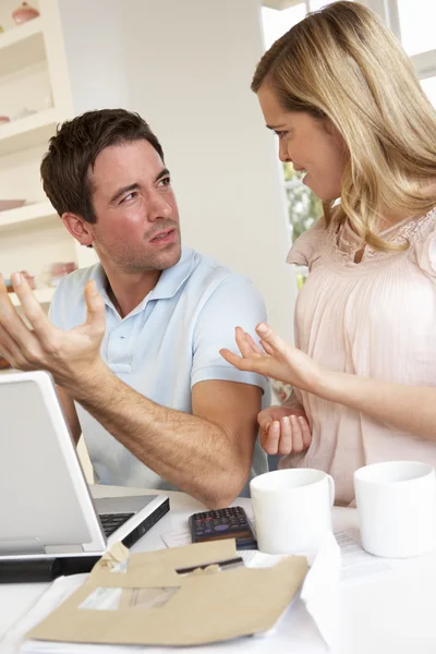 Mladý pár, diskutovat o své finance přes přenosný počítač — Stock fotografie