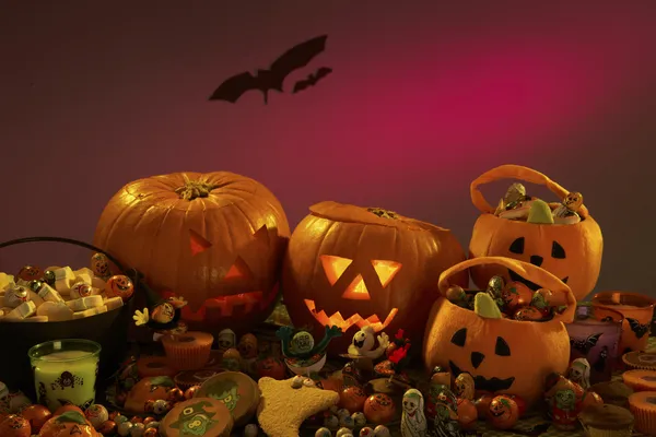 Хэллоуин украшения вечеринки с резными тыквами — стоковое фото