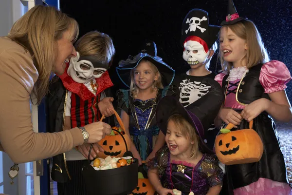 Fröhliche Halloween-Party mit Kindern tricksen oder behandeln — Stockfoto