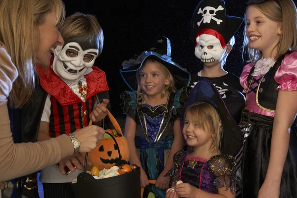 Feliz fiesta de Halloween con los niños truco o trato —  Fotos de Stock