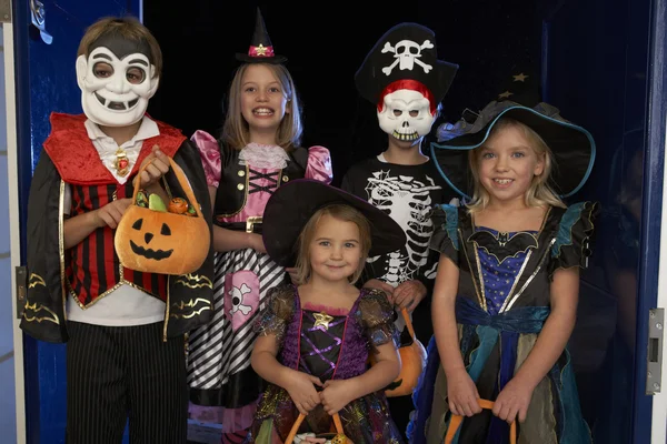Felice festa di Halloween con bambini trucco o trattamento — Foto Stock