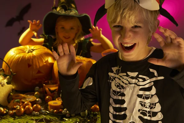 Halloween-Party mit Kindern in Gruselkostümen — Stockfoto