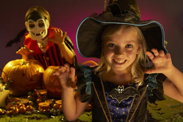 Festa di Halloween con bambini che indossano costumi spaventosi — Foto Stock