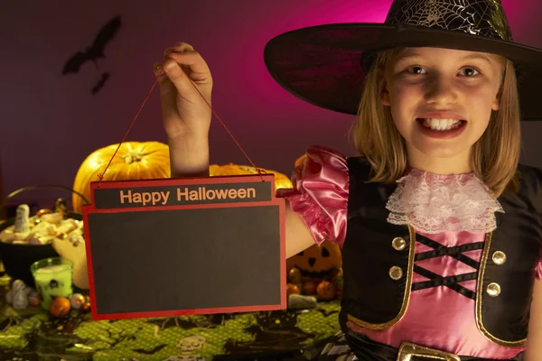 Halloween party s dítětem v ruce drží ceduli — Stock fotografie