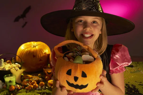 Halloween-fest med ett barn som visar godis — Stockfoto