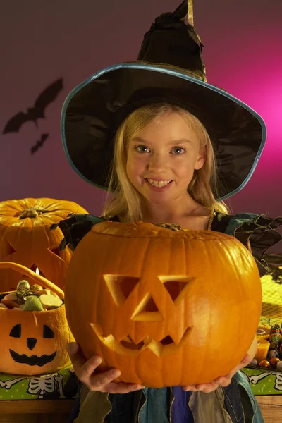 Fiesta de Halloween con un niño sosteniendo calabaza tallada — Foto de Stock