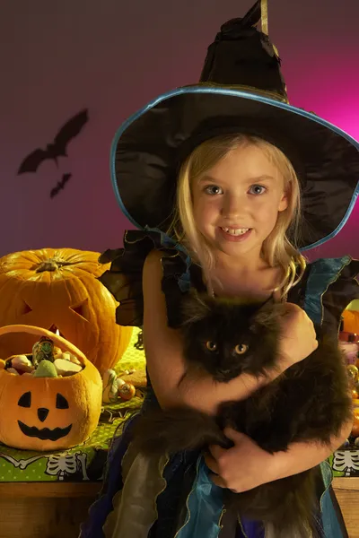 Halloween party s dítětem v ruce drží černá kočka — Stock fotografie