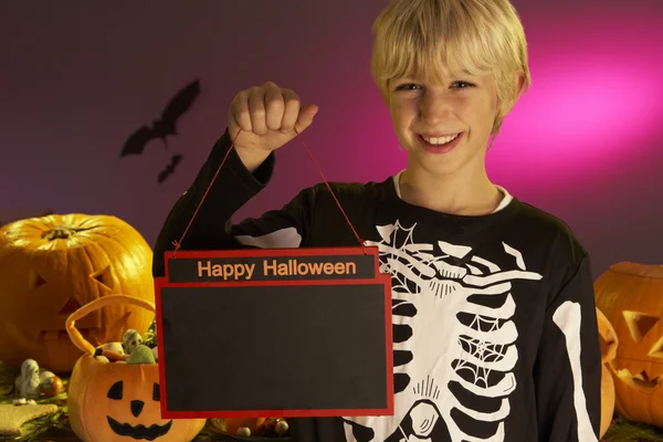 Fête d'Halloween avec un enfant garçon tenant signe — Photo