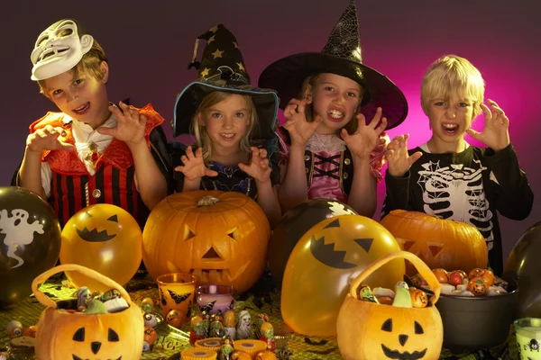 Festa de Halloween com crianças vestindo trajes extravagantes — Fotografia de Stock