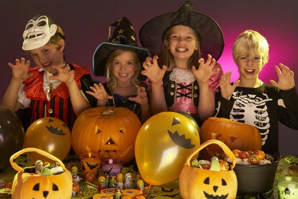 Halloween-Party mit Kindern in fantasievollen Kostümen — Stockfoto