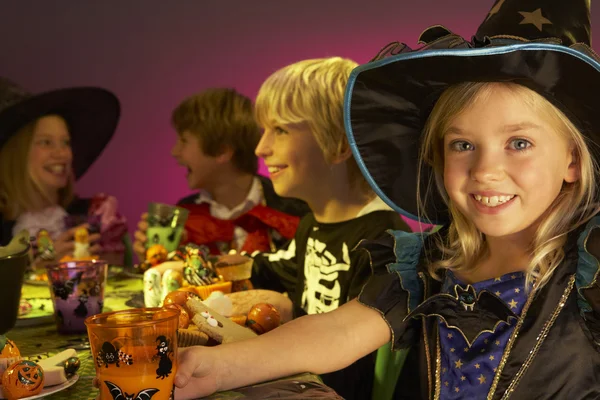 Halloweenfest med barn har roligt i tjusiga kostymer — Stockfoto