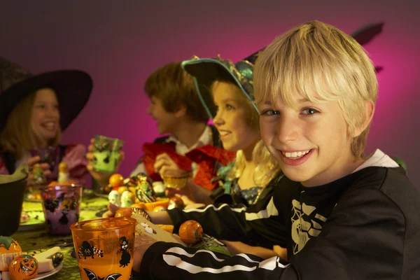 Хеллоуїн вечірка з дітьми розважається в вишуканих костюмах — стокове фото