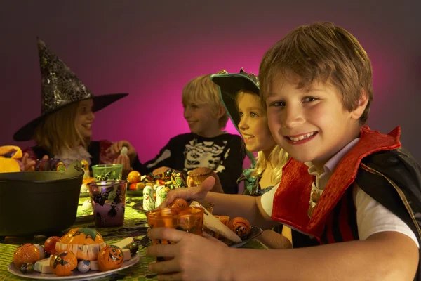 Halloween-feest met kinderen plezier in mooie kostuums — Stockfoto