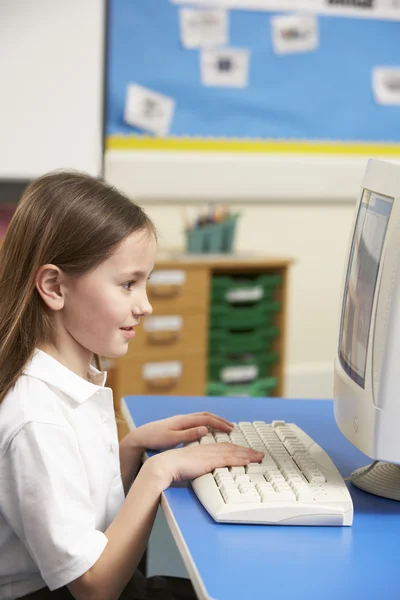 Studentessa in classe di informatica utilizzando il computer — Foto Stock
