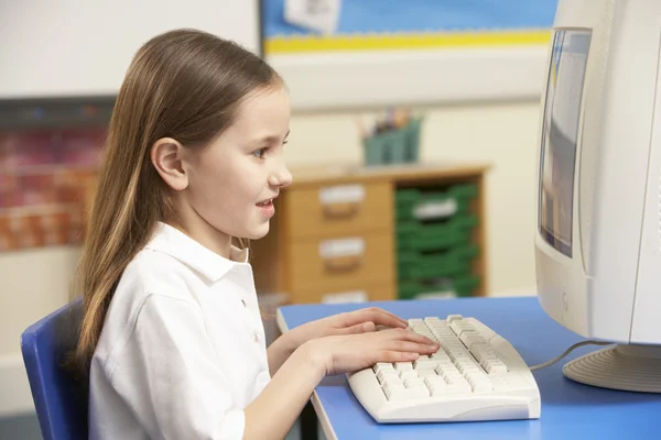 Skolflicka i det klass med hjälp av dator — Stockfoto