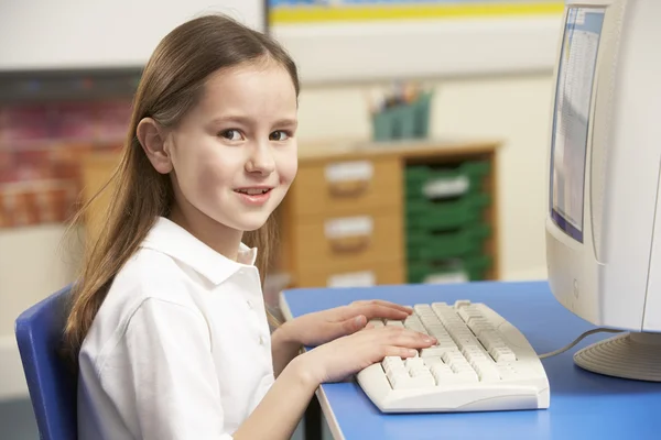 เด็กนักเรียนในชั้นเรียนไอทีใช้คอมพิวเตอร์ — ภาพถ่ายสต็อก