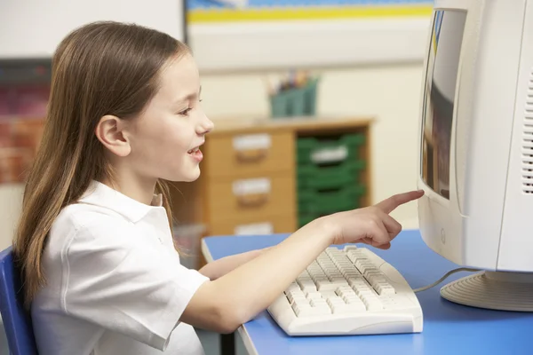 Skolflicka i det klass med hjälp av dator — Stockfoto