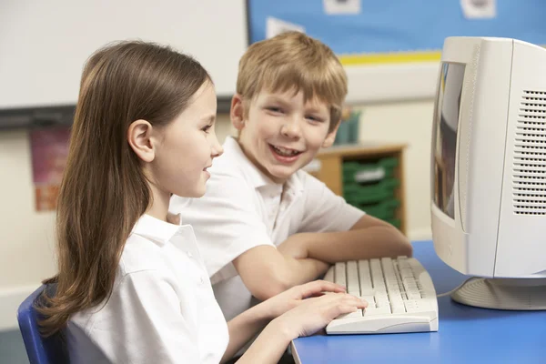 Escolares em classe de TI usando o computador — Fotografia de Stock