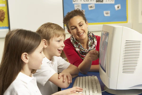 Studenti in classe IT Utilizzando il computer con insegnante — Foto Stock