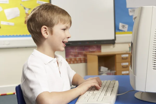 Schoolboy na classe de TI usando o computador — Fotografia de Stock