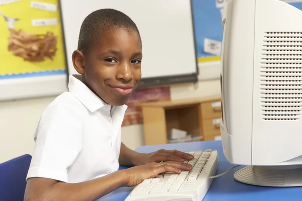 Schoolboy na classe de TI usando o computador — Fotografia de Stock