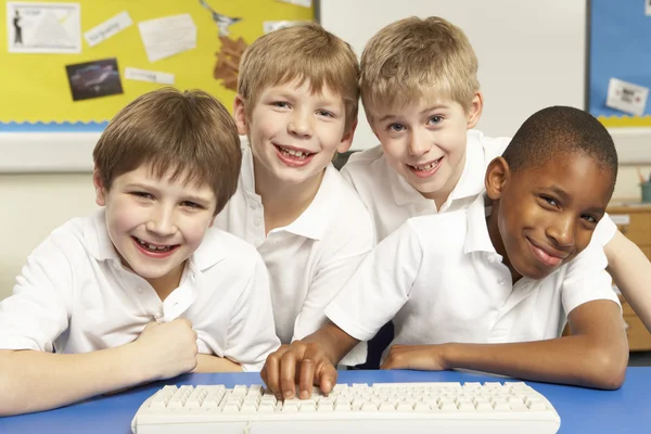 Schoolkinderen in het klasse met behulp van computers — Stockfoto