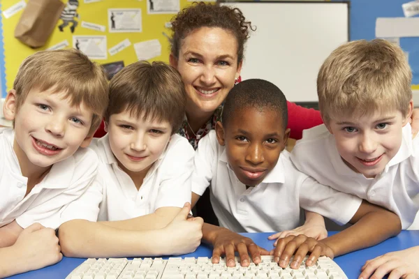 Skolbarn i det klass använder datorer med lärare — Stockfoto